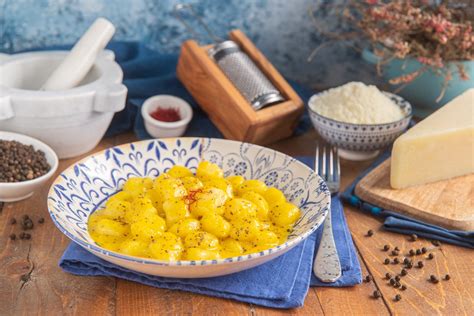 Gnocchi Di Patate Cacio Pepe E Zafferano Primo Piatto Gustoso E Colorato