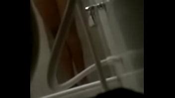 Esposa desnuda lavándose el coño XVIDEOS