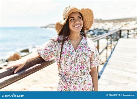 Jovencita Latina Sonriendo Feliz Usando Sombrero De Verano En La Playa Imagen De Archivo