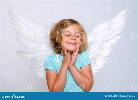 Petite Fille Blonde Avec Des Ailes D Ange Photo Stock Image Du Heureux Enfants