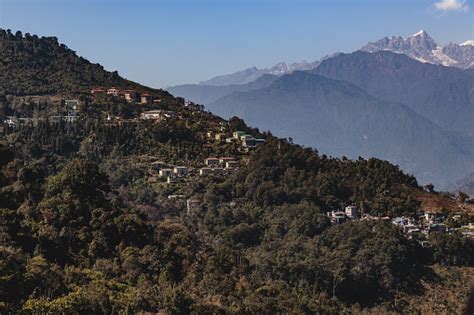 Gunung Kangchenjunga Dengan Awan Di Atas Dan Desadesa Gunung Yang Bern