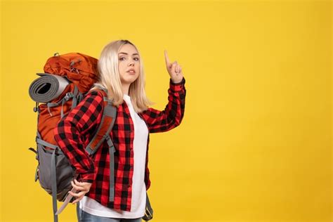 Vue De Face Fille Blonde Avec Son Sac à Dos Pointant Au Plafond Photo Gratuite