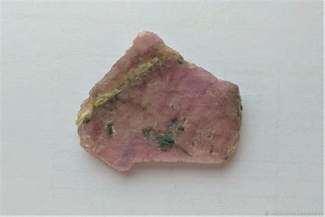 Корунд (рубин) купить в интернет-магазине Ярмарка Мастеров по цене 285 ...