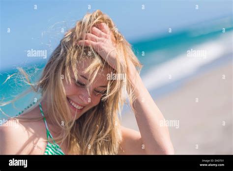 Junge frau im bikini steht am strand Fotos und Bildmaterial in hoher Auflösung Alamy