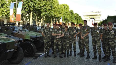 Letat Major De La 11e Brigade Parachutiste A Défilé Sur Les Champs