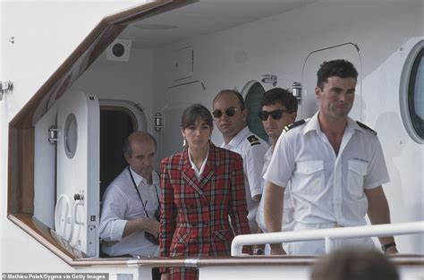 How Ghislaine Maxwell Went From British Socialite To Convicted Sex Trafficker Daily Mail Online