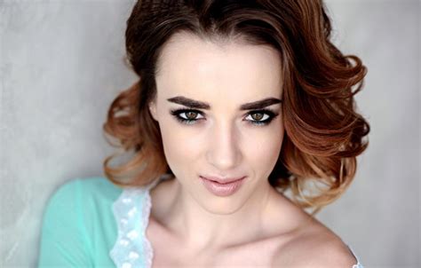 Обои girl Model green eyes photo lips face brunette portrait картинки на рабочий стол