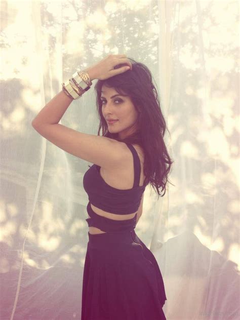 Bigg Boss Contestant Mandana Karimi Hot Pictures Collection