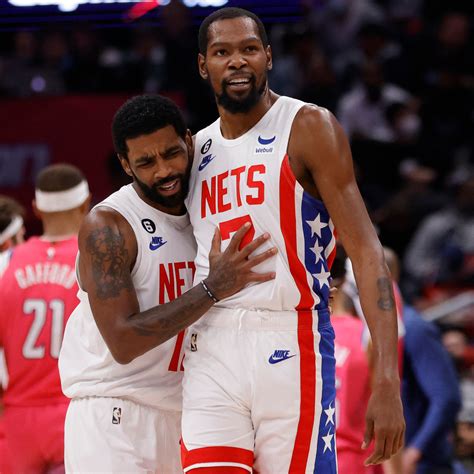Kevin Durant Standing Next To Lebron