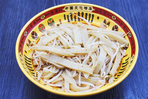 Photo Of Bowl Holder Of Fried Naked Oats With Bean Sprouts Background Bean Sprouts Noodle Bowl