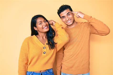 Hermosa Pareja Joven Latina Con Ropa Casual Unida Sonriendo Apuntando A La Cabeza Con Un Dedo
