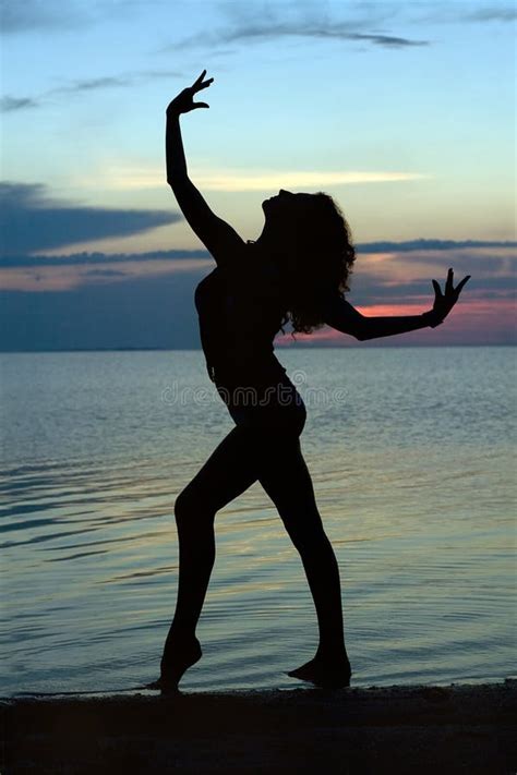 Schattenbild Der Glücklichen Frau Im Bikini Auf Strand Bei Sonnenuntergang Stockbild Bild von
