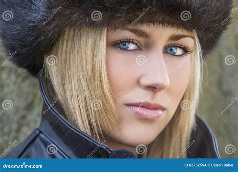 Sch Ne Blonde Frau Mit Blauen Augen Im Pelz Hut Stockfoto Bild Von