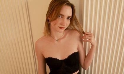 EllaBloom Live VR Porn And VR Cam Girl Sex Shows VRPorn