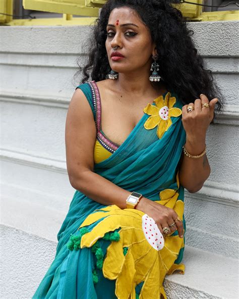 Mallu Mami Lakshu Raghav Hot Navel Cleavage Exposed In Saree