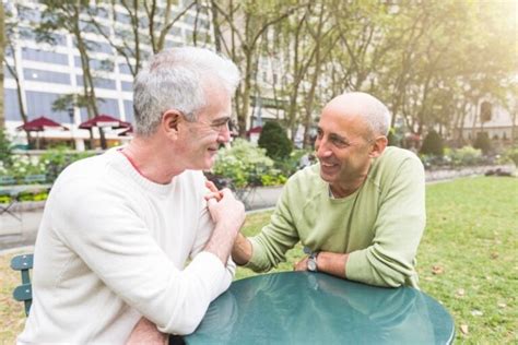 Être senior et gay les astuces pour rencontrer quelquun JFSonline