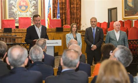 El Salón de Plenos acoge la bienvenida a un centenar de representantes