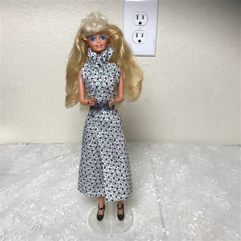 Mattel Barbie Two Tone Blonde Hair Blue Eyes Knees Bend Twist N Turn Body Clothing