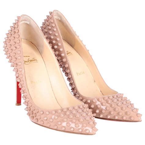 Christian Louboutin Escarpins Pigalle Spikes à Bout Pointu en Cuir Verni Nude Cuir vernis Chair