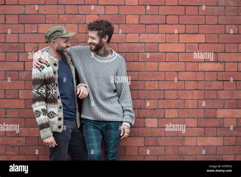 Gay couple embrace Banque de photographies et dimages à haute résolution Alamy