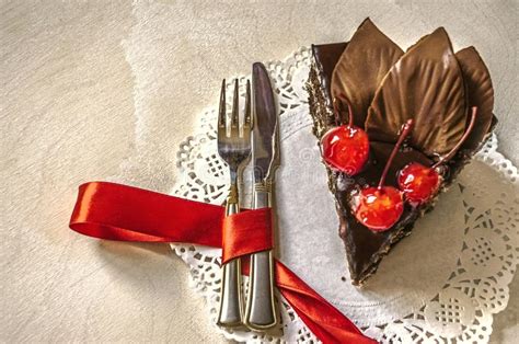 Rebanada De Torta De Chocolate Con Las Cerezas Y Las Hojas En Una