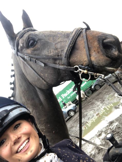 Khoả thân vì môi trường cũ rồi cô gái trẻ vừa cưỡi ngựa vừa nude toàn tập để khích lệ mọi người