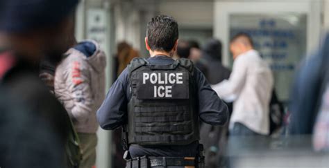 Nueva Ley De California Proh Be A Los Agentes Del Ice Hacerse Pasar Por