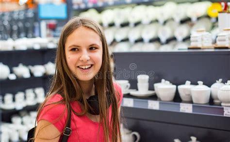 Brunette M Dchen Des Jugendlichen Im Korallenroten T Shirt Mit Dem