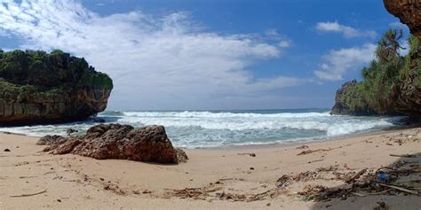 Pantai Ngrawah Gunung Kidul Daya Tarik Aktivitas Lokasi Harga