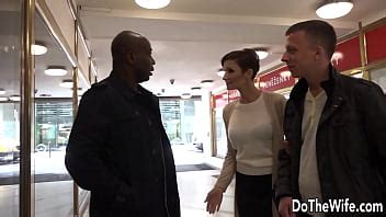 La sexy esposa de pelo corto Gabrielle Gucci está oscurecida y recibe creampie XVIDEOS