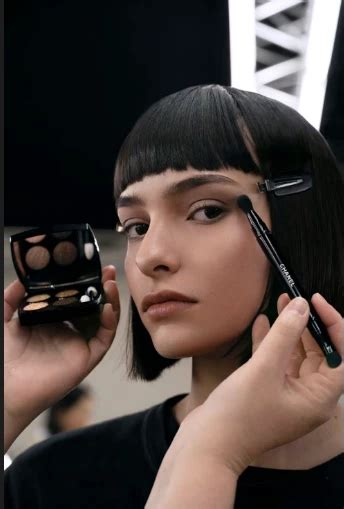 Labios borgoña o nude piel nívea y smokey eyes el beauty look de Chanel es perfecto para