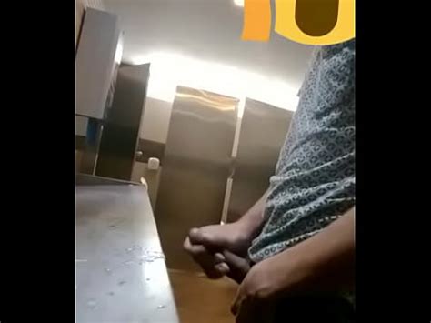 LECHERO EN BAÑO DE PARQUE CENTRAL XVIDEOS