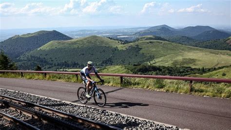 EN IMAGES Tour De France Le Retour Du Peloton Au Sommet Du Puy De