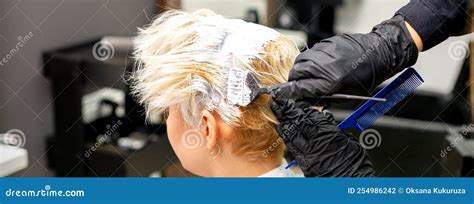 Coloration Cheveux Blancs Avec Teinture Capillaire Et Brosse Par Les