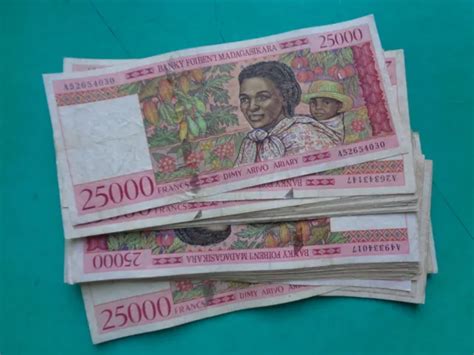 LOT DE 50 billets banque de MADAGASCAR bon état général Réf 01 43