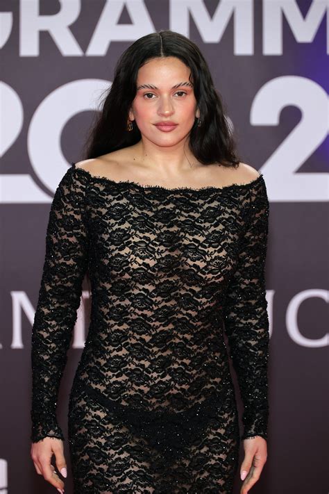 Rosalia Sceglie Un Look Nude Per I Latin Grammy Awards Splende Con L Abito In Pizzo Trasparente
