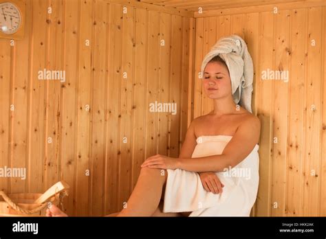 Junge Blonde Frau In Holzsauna Mit Handtuch Auf Dem Kopf Stockfotografie Alamy