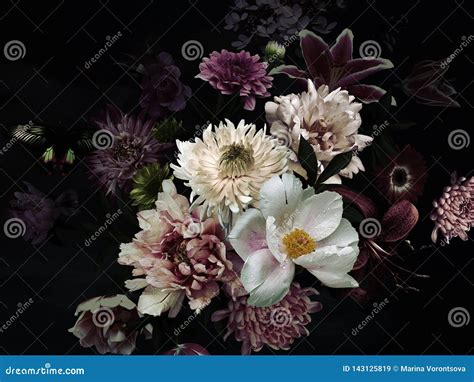 Flores Y Mariposa Hermosas Del Jardín Peonías Rosas Tulipanes Y Otro