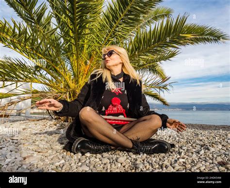 Mature Carter Les Jambes Banque De Photographies Et Dimages Haute R Solution Alamy