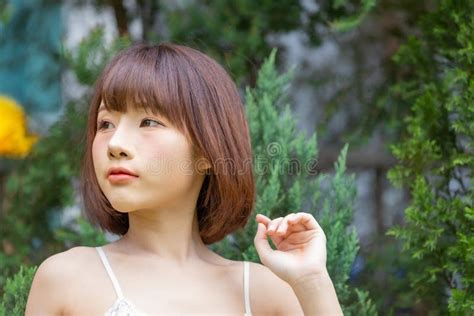 Portrait De Bikini Du Port De Jeune Asiatique Jolie Femme Sexy Dans Le Jardin Image Stock