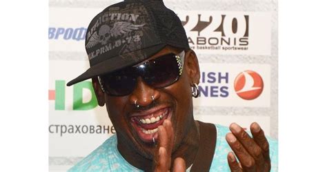 Денис Родман се фука със змийски обувки