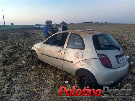 Carro capota entre Bragantina e o trevo de Tupãssi na PR 239 em Assis