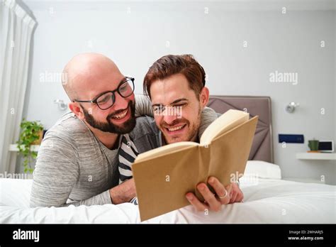 Deux Hommes Gay Au Lit Banque De Photographies Et Dimages Haute R Solution Alamy