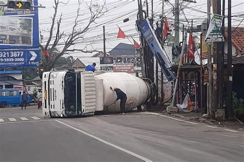 Diduga Sopir Mengantuk Truk Molen Terbalik Di Sawangan Hingga Membuat