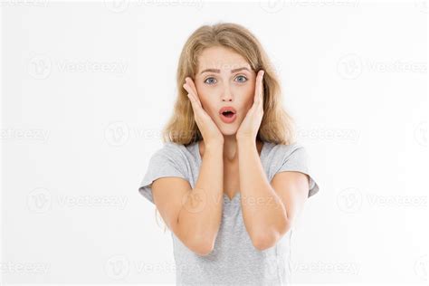 jeune femme blonde caucasienne surprise criant des nouvelles chaudes fille bavarde isolée sur