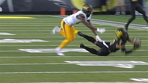 Oregons Johnny Johnson Makes Incredible Diving Catch Espn Video