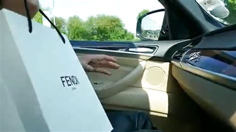 Grand mère suce une bite dans une voiture Porn