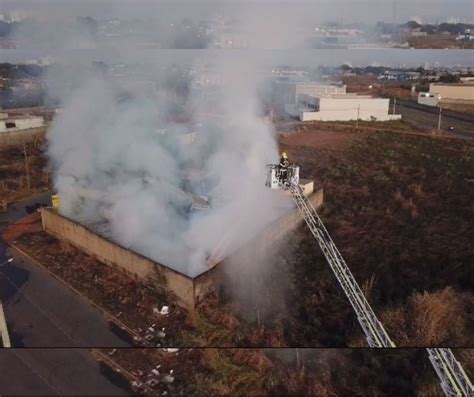 Bombeiros controlam incêndio em depósito de madeira