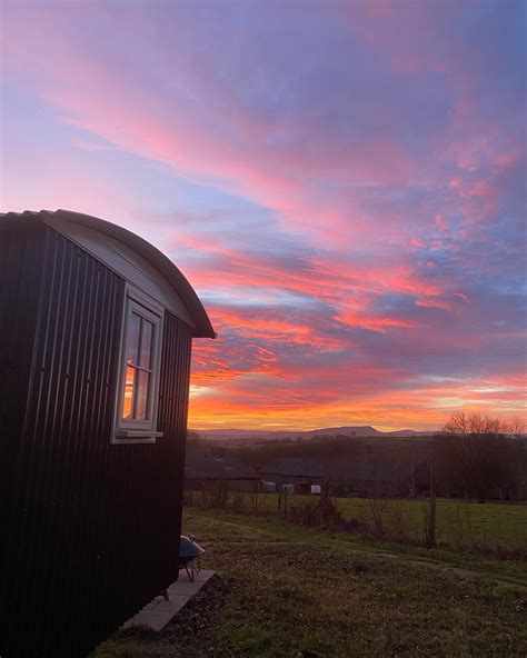 Skylark Shepherds Hut e-Bike Drop off & Collection – eBike Escapes