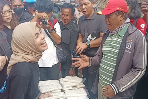 Siti Atikoh Blusukan Di Pasar Rau Serang Pedagang Doakan Ganjar Jadi